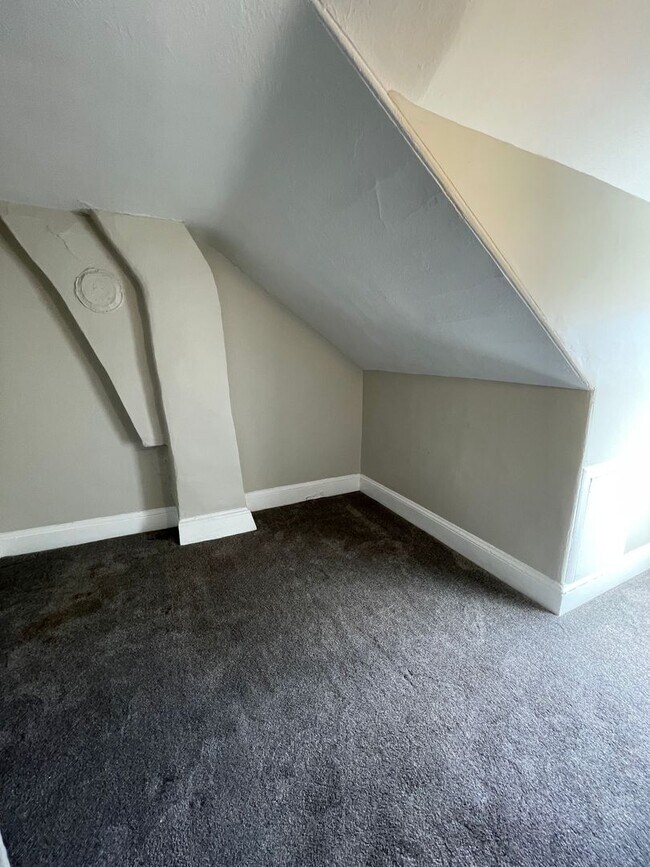 Building Photo - 4 Bedroom 1.5 Bath, Renovated House in Pottstown