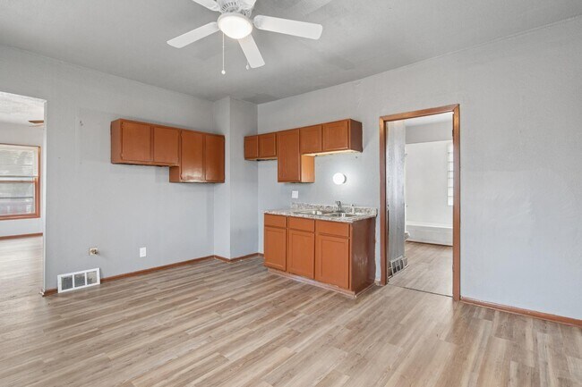 Building Photo - 1218 W Locust St