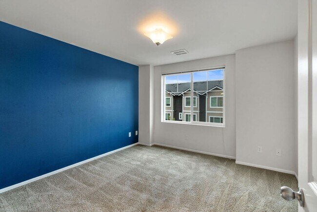 Building Photo - Spaciously Modern Tri Level Townhome for Rent in North Everett