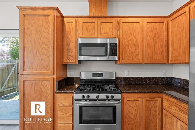 Building Photo - Southwest Medford / Near ROGUE X