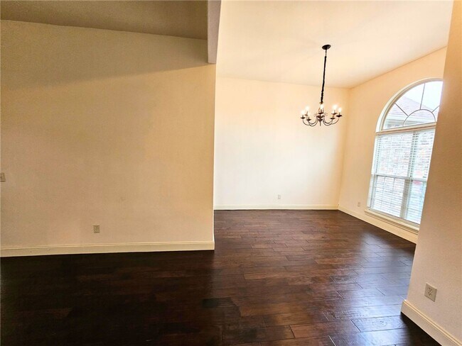 Building Photo - 1300 SW Willowbend Ave