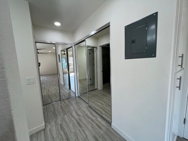 Building Photo - Downstairs 1 Bedroom Unit in Orange