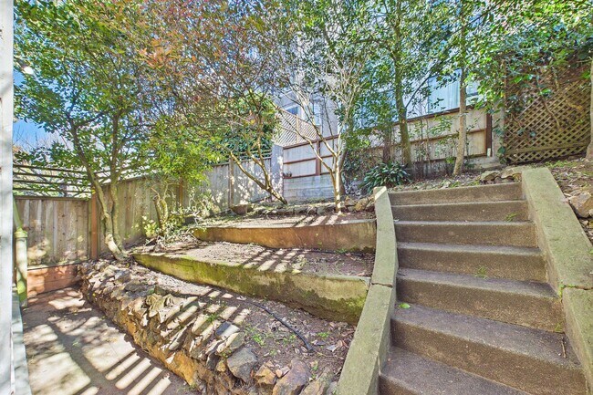 Building Photo - 924 Clayton St