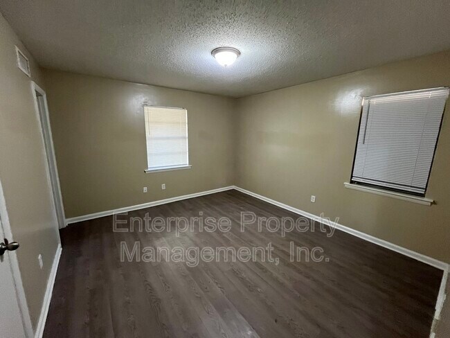 Building Photo - 4450 Tena Dr