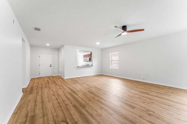 Building Photo - Charming 3 Bed, 2 Bath with Scenic Views i...