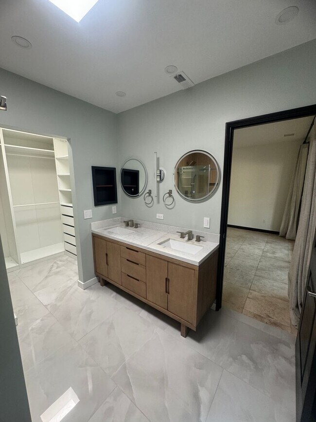 Building Photo - Sophisticated Catalina Foothills Sanctuary: Premium 3-Bedroom Townhome with 2-Car Garage