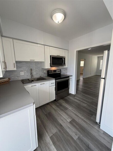 Building Photo - 3851 NE 21st Ave