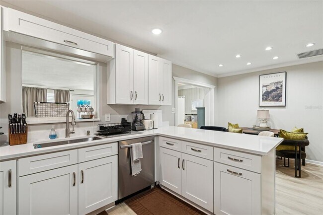 Building Photo - 2302 S Arrawana Ave