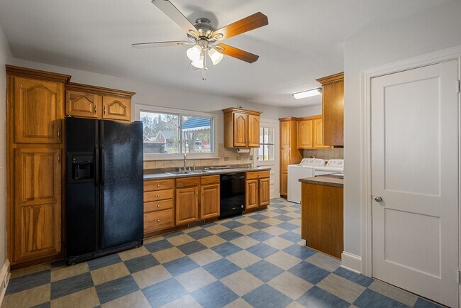 Building Photo - 407 E Lavender Ave