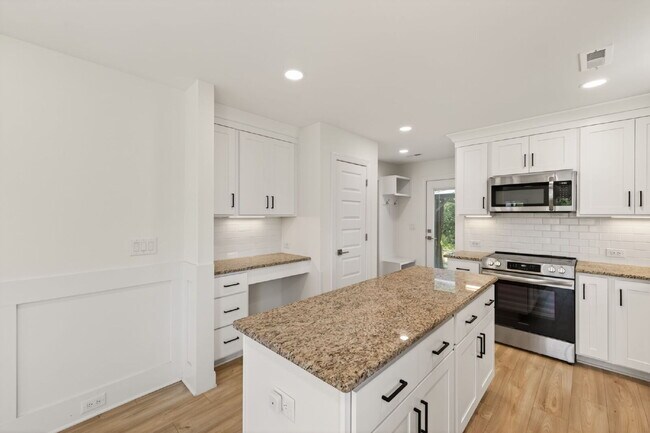 Building Photo - 221 E Moon Cir