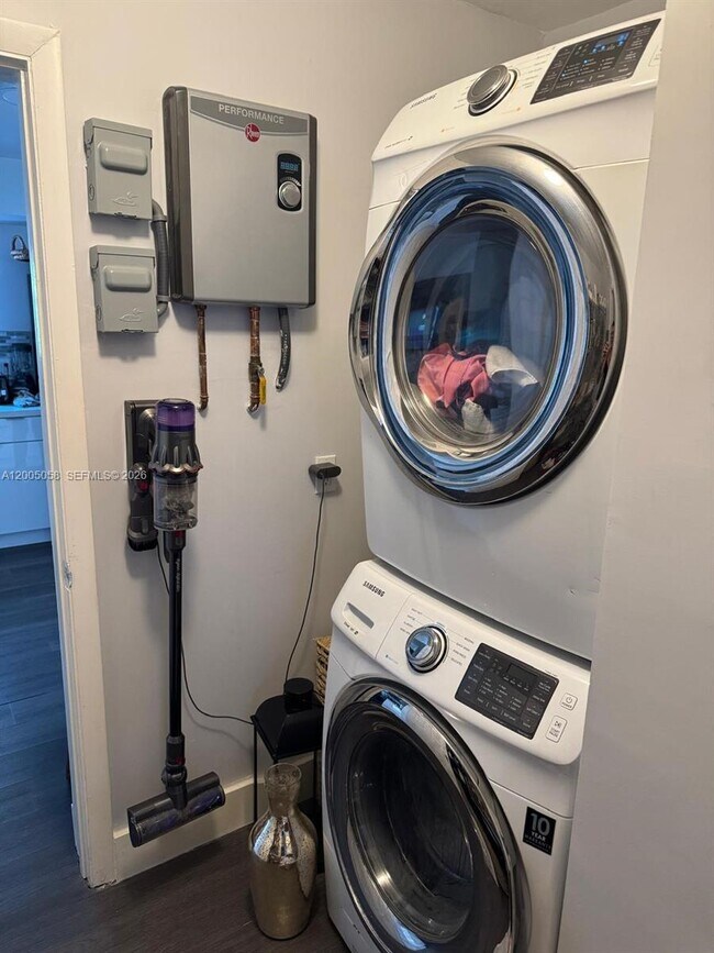 Building Photo - 2911 Monroe St