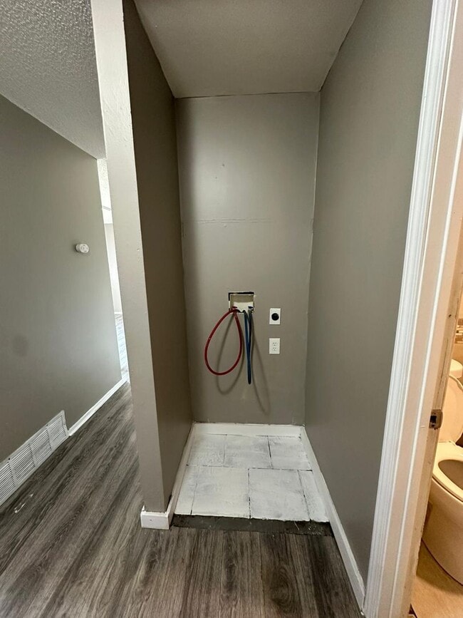 Building Photo - 3 bedroom 1 bath
