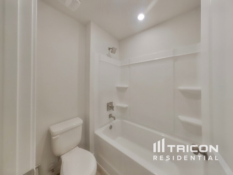 Building Photo - 14918 Macadamia Ln