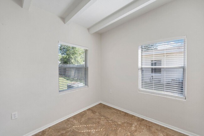 Building Photo - Updated Duplex with Large Yard!