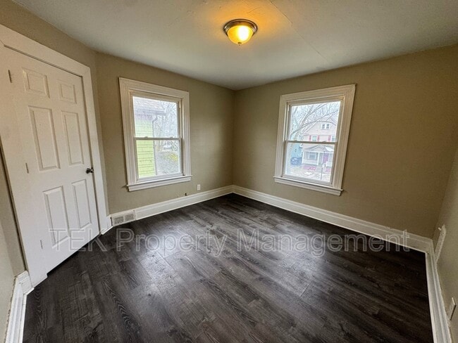 Building Photo - 128 Roslyn St