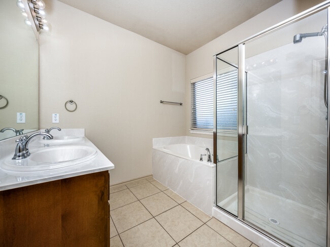 Building Photo - 3229 Hornbeam St