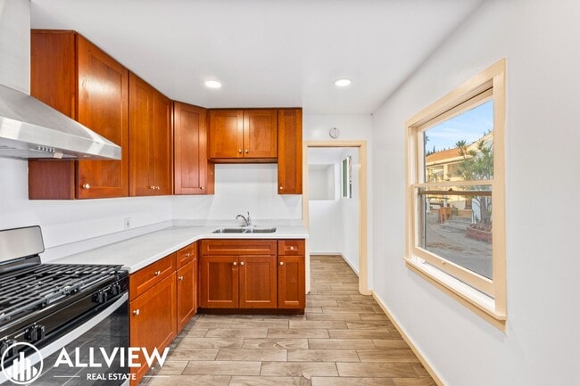 Building Photo - Beautifully Updated 1 Bed/1 Bath Single-Fa...