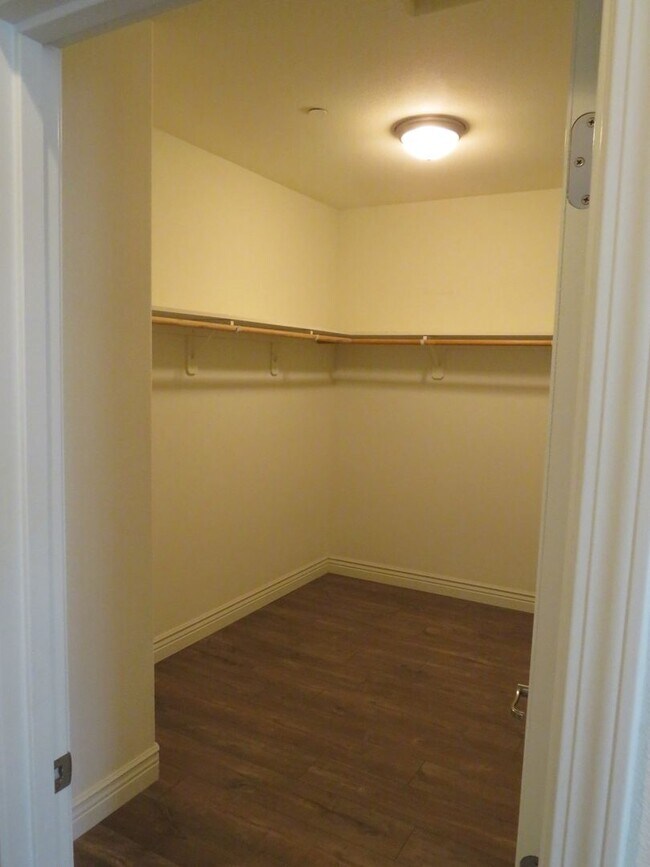 Building Photo - 305 Hampton Dr