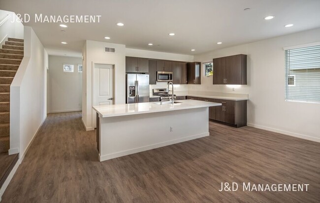 Building Photo - Gorgeous Townhome w/ Rooftop Decks and Oce...