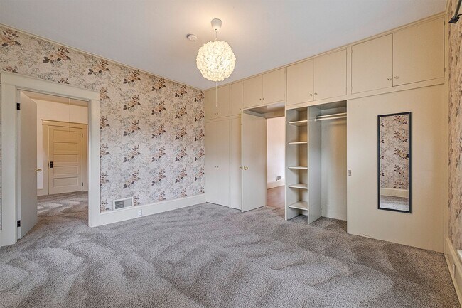 Building Photo - Charming bungalow