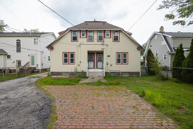 Building Photo - 3300 Dellwood Rd
