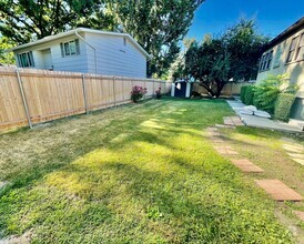 Building Photo - Available Now-2BD/1B Boise Duplex, short w...