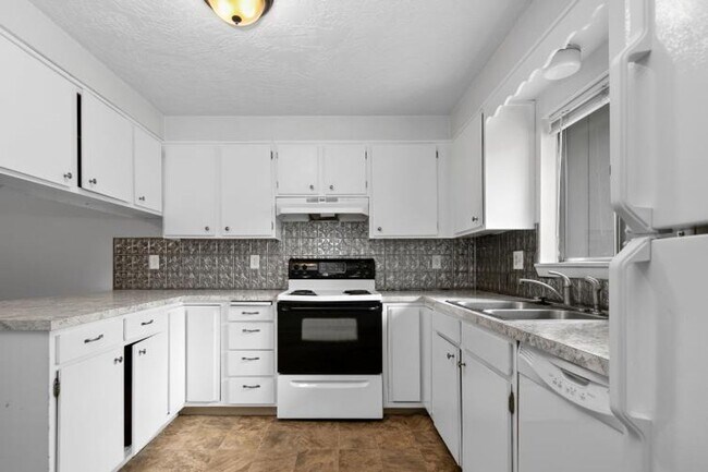 Building Photo - Spacious 2 Bedroom Duplex _ Pet Friendly!