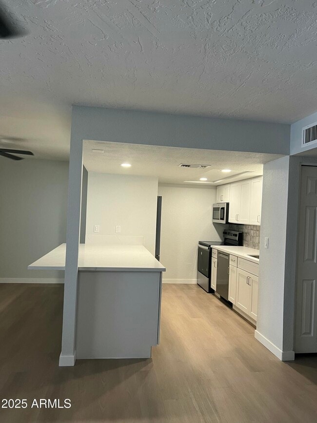 Building Photo - 540 E Royal Palms Dr