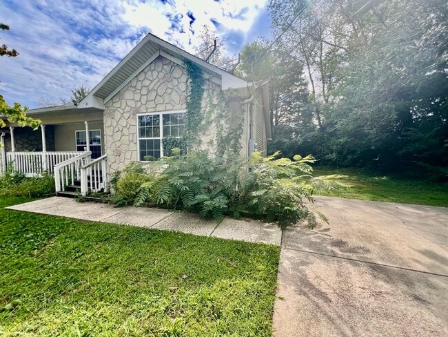 Building Photo - 180 Stone Henge Ln