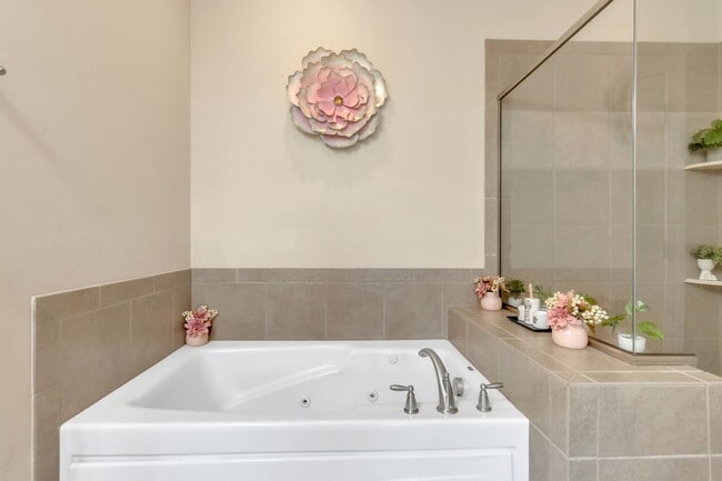 Building Photo - 124 Gallery Dr