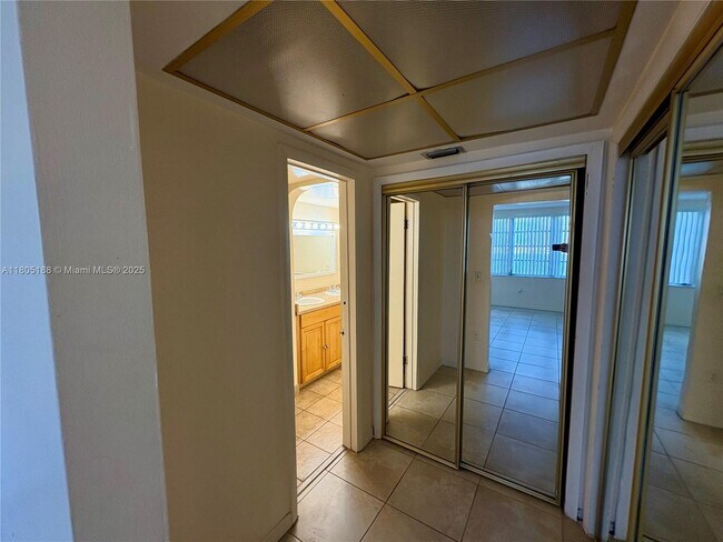 Building Photo - 1591 NE Miami Gardens Dr