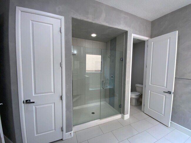 Building Photo - 3 Bedroom & An Office Luxury Home Availabl...