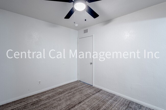 Building Photo - 4 Bedroom/2 Bath Home in Central Bakersfield - $1995 Per Month!