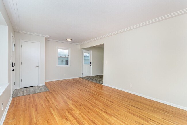 Building Photo - Spacious 5bed|2bath Home w/ Large Backyard & Garage