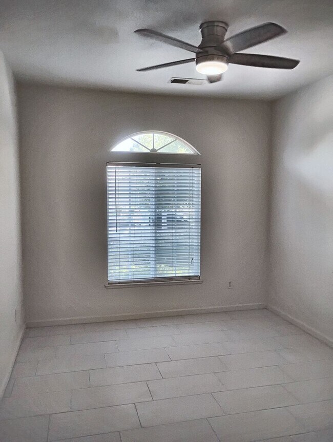 Building Photo - 628 Gateway Dr