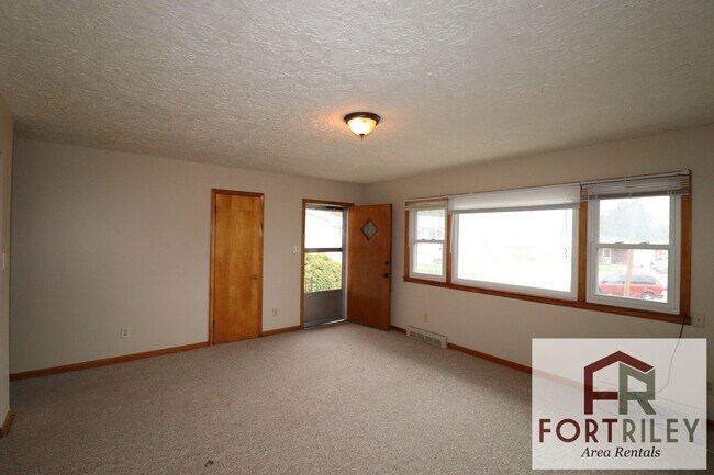 Building Photo - 519 Maple St