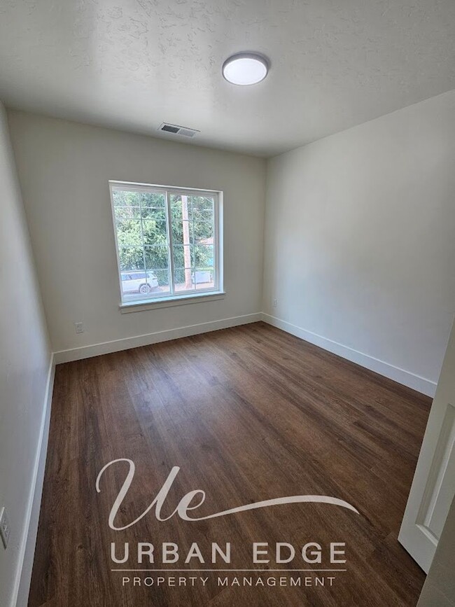 Building Photo - One Month Free Rent - Mountain Home Town HOme
