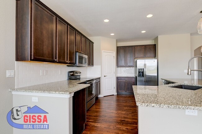 Building Photo - Beautiful home with 5 bedrooms, 4 bathroom...