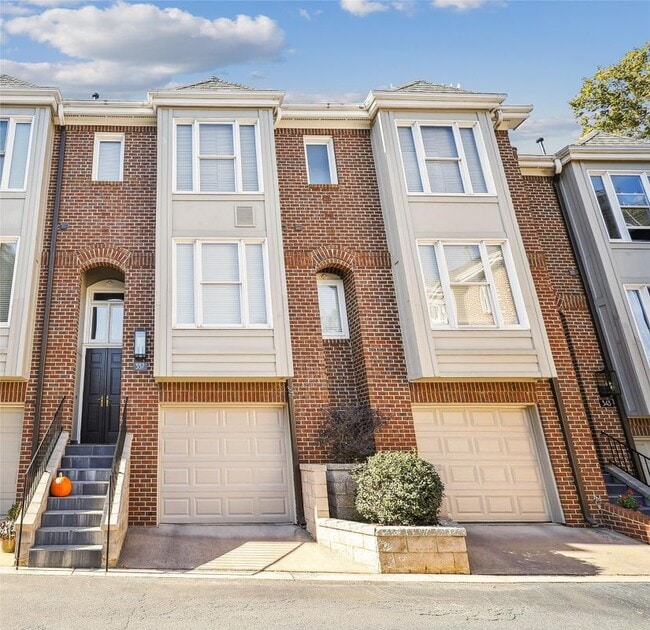 Building Photo - 337 W 7th St