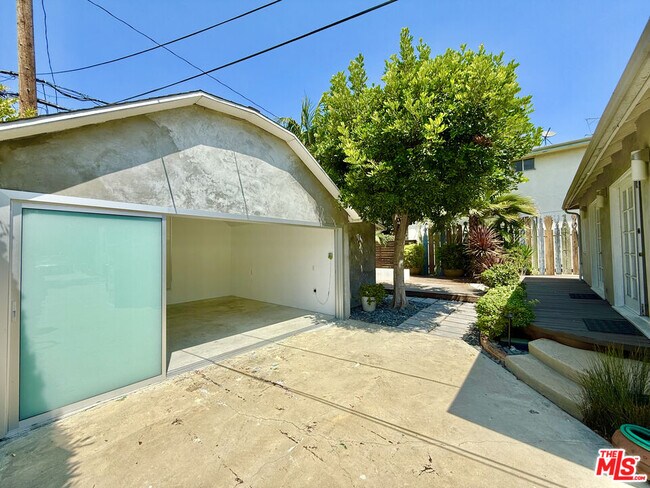 Building Photo - 1153 N Poinsettia Pl