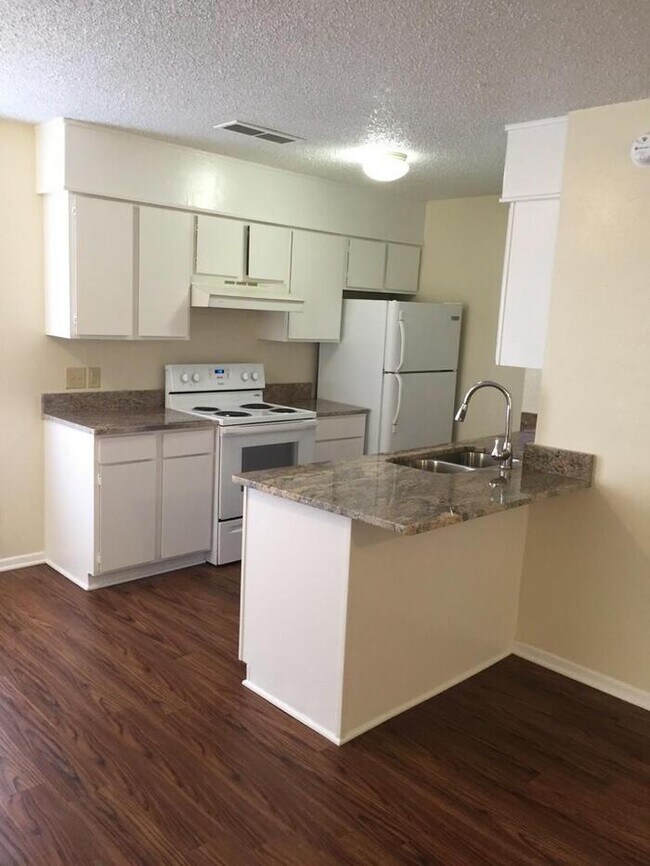 Building Photo - Available now. END 4PLEX TOWNHOME, 2 BR/1....