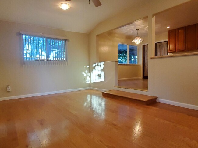 Building Photo - Cute Single Family Home, Fresh Paint, Wood...