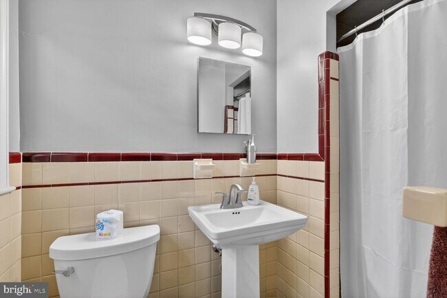 Building Photo - 7215 Rollingwood Dr