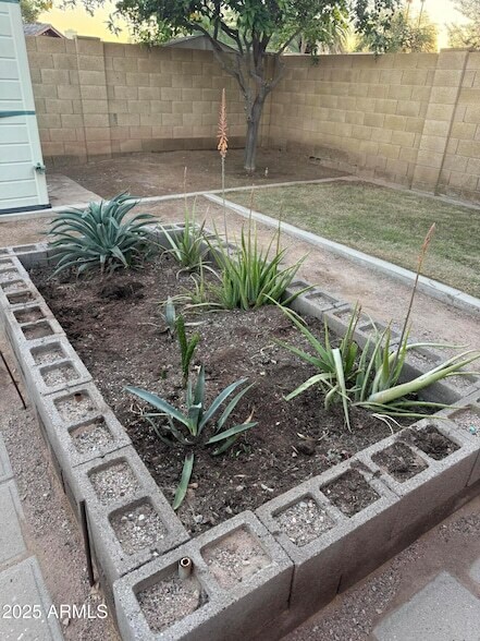 Building Photo - 1105 W Juanita Ave