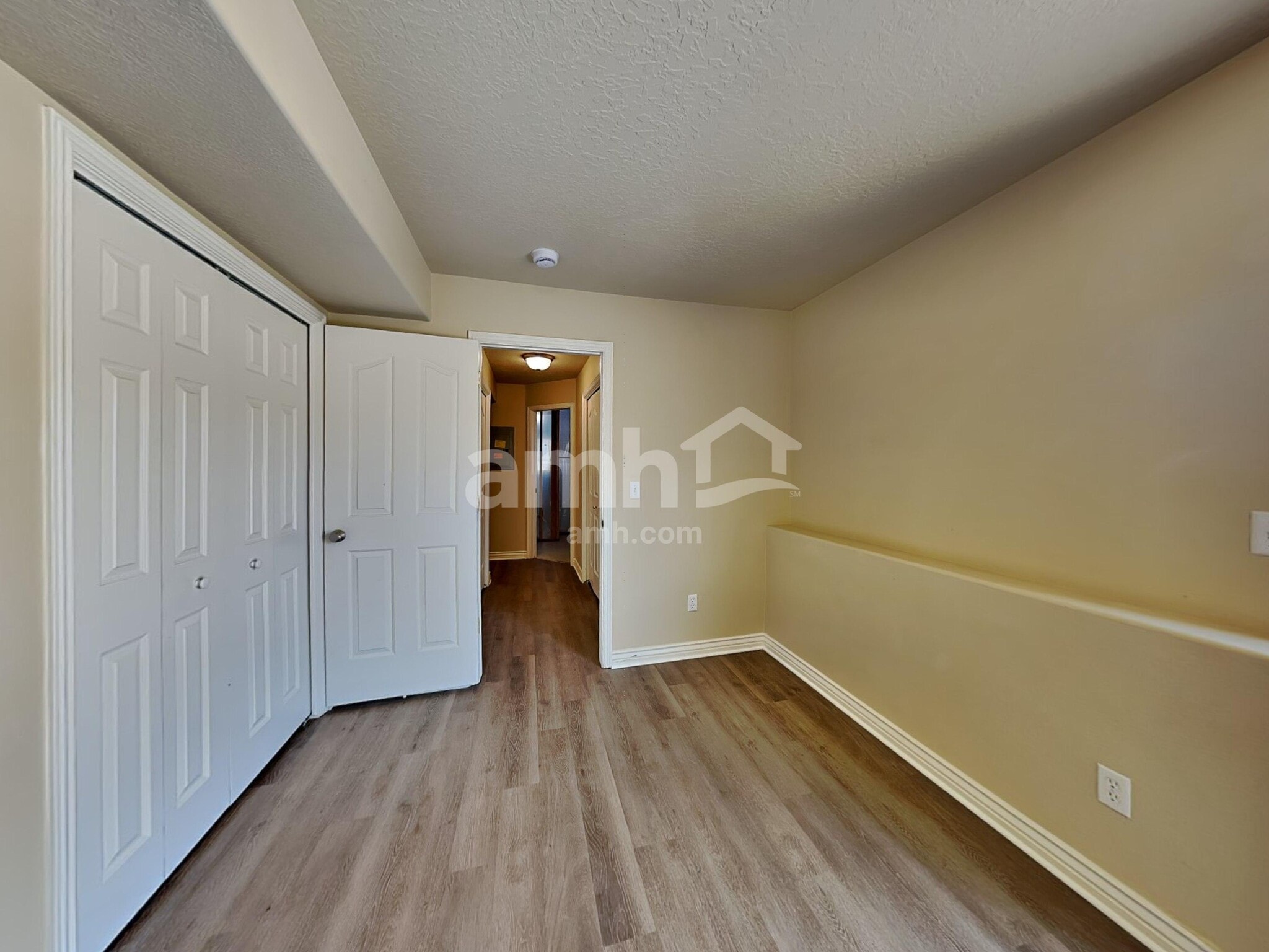 Building Photo - 340 W Oaks Dr