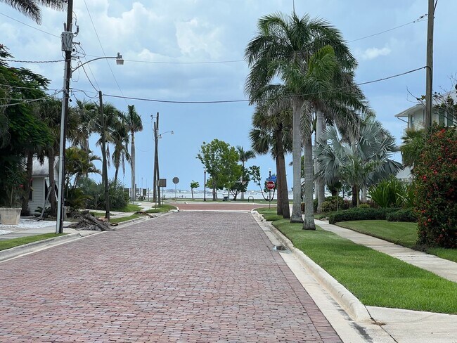 Building Photo - $1,375 ** Annual Lease ** 1 Bedroom / 1 Ba...