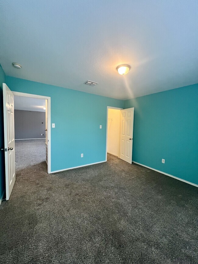 Building Photo - 9411 Rainbow Creek