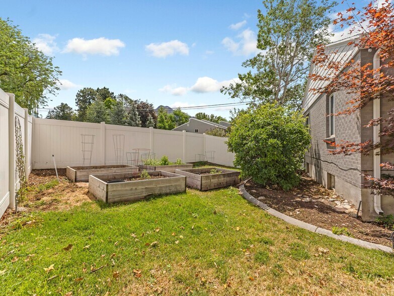 Building Photo - 1795 Gundersen Ln S