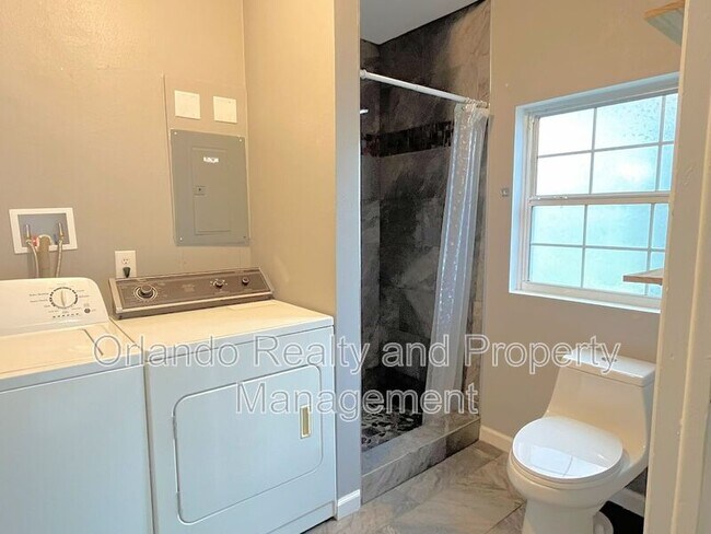 Building Photo - 2611 Pembrook Dr