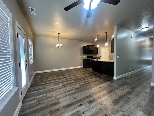 Building Photo - ** Move-in Discount** 3 Bedroom - 2.5 bathroom - in the heart of Cedar City!